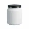 Pote cosmético de 1kg ombrado em plástico PEAD branco leitoso fosco com tampa preta brilhante decorada com filete prata hotstamping, fundo branco.