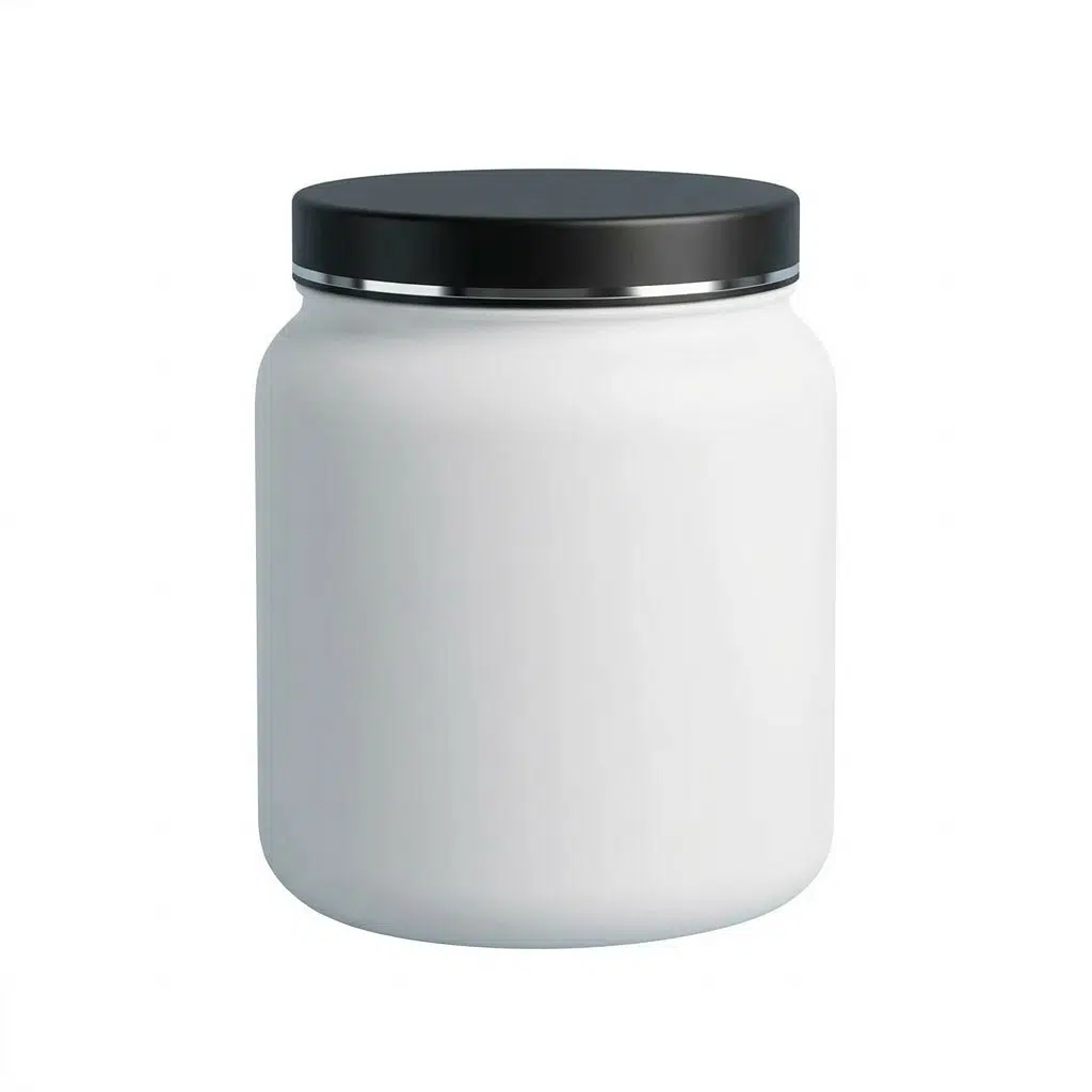 Pote cosmético de 1kg ombrado em plástico PEAD branco leitoso fosco com tampa preta brilhante decorada com filete prata hotstamping, fundo branco.